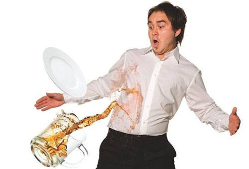 Tache sur une chemise blanche