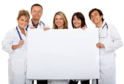 Des gens en blouse blanche