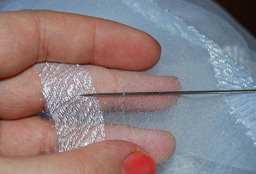 Préparation du tulle pour le traitement des bords