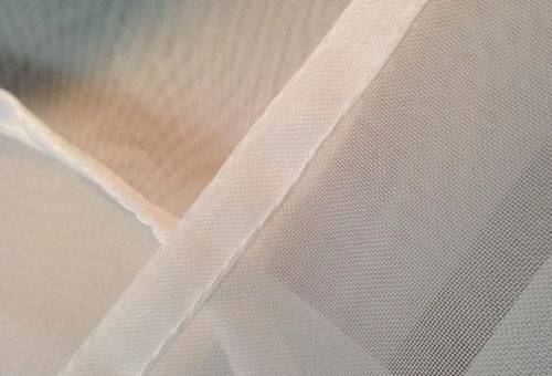 Traitement du bord latéral du tulle