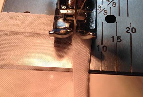 Traitement du coin d'un rideau de tulle