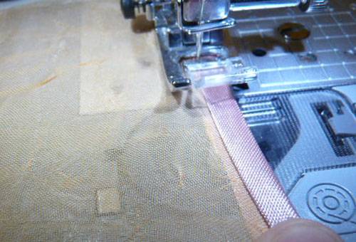 Finition du bord du tulle avec du biais