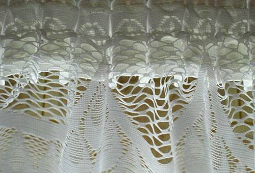 Finition du bord supérieur du rideau de tulle