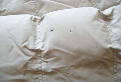 Doudoune blanche tachée