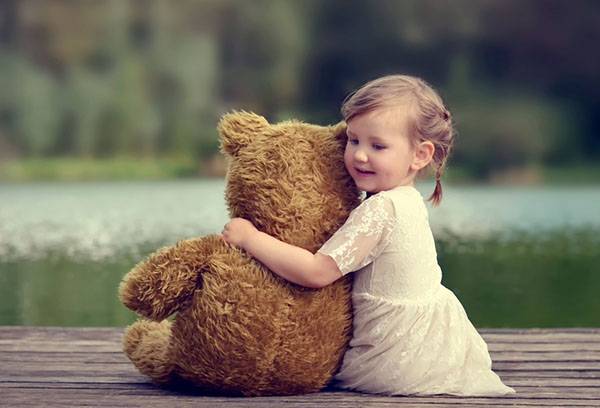 Fille avec un gros ours en peluche