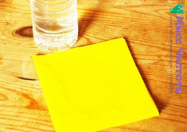 serviette et bouteille