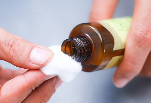 Appliquer du solvant sur du coton