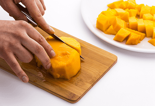 Couper la mangue en cubes pour la salade