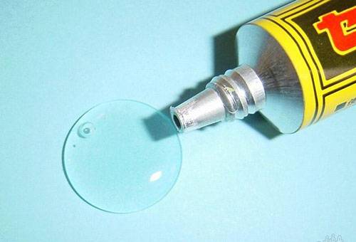 Tache de colle fraîche