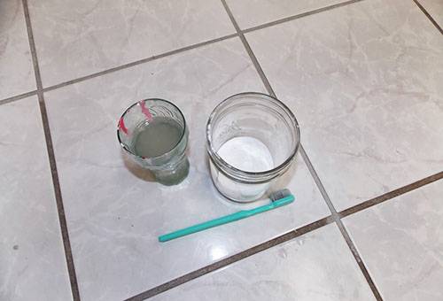 Préparation du nettoyage du coulis entre les carreaux