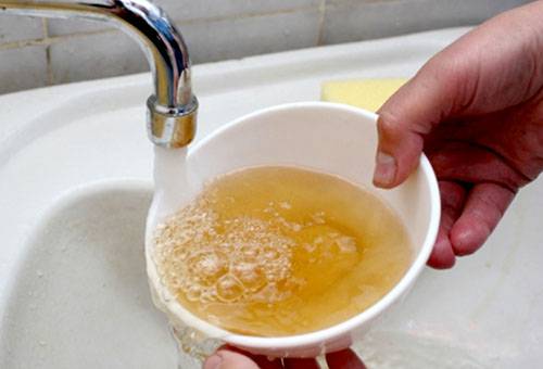 Eau du robinet sale et rouillée