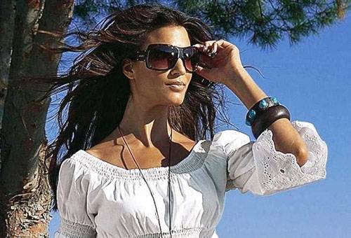 Fille en chemisier blanc