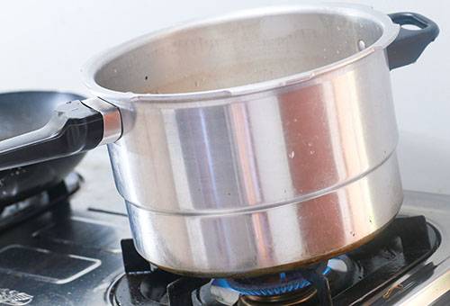 Casserole sur une cuisinière à gaz