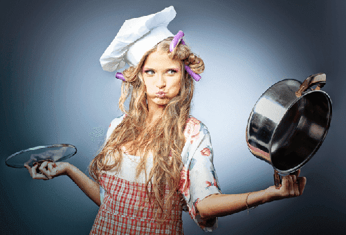 Fille avec une poêle en acier inoxydable