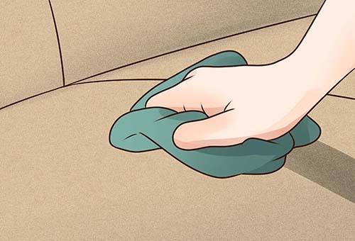 Nettoyer le canapé avec un chiffon doux