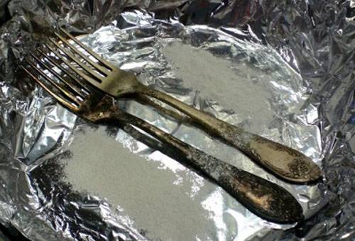 Nettoyer le cupronickel avec du papier d'aluminium