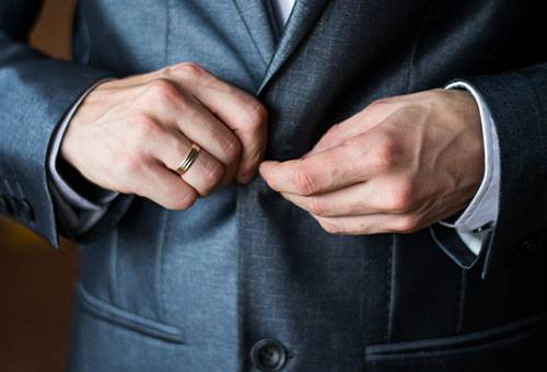 Homme boutonnant sa veste