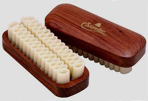 Brosse pour nettoyer les articles en daim