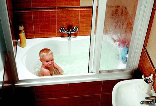 Enfant dans un bain propre