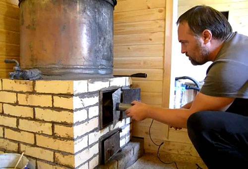 Homme vérifiant le poêle