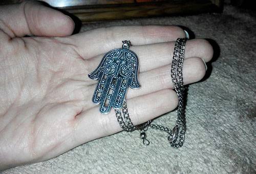 Pendentif en argent sur la paume