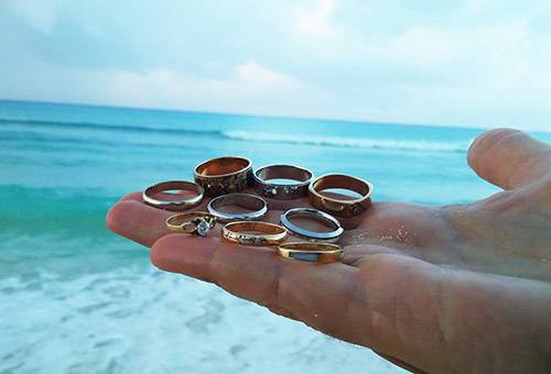 Anneaux d'or et d'argent sur la paume