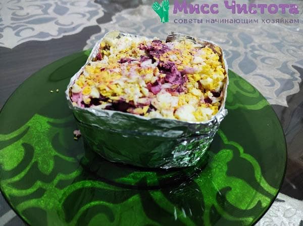 mettre la salade sous forme carrée à partir d'une feuille de papier d'aluminium