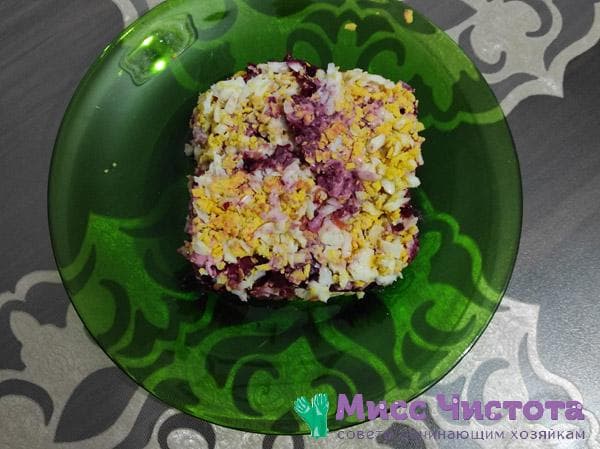 salade toute prête sur une assiette disposée en forme de carré