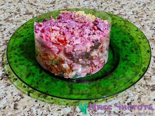 disposer la salade en cercle sur une assiette de service