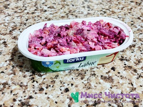 salade dans un récipient en plastique