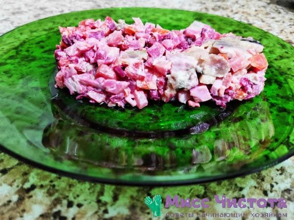 servir la salade en forme d'ovale allongé