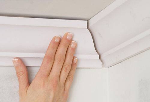 Joindre le socle du plafond dans le coin