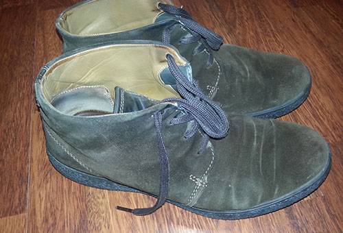Les bottes en daim ont perdu leur couleur