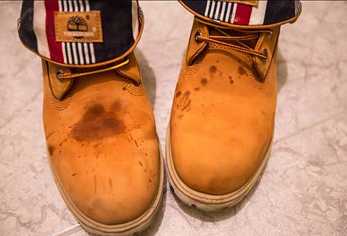 Taches sur les bottes en daim