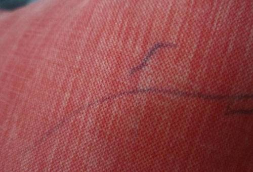 Marque de stylo sur le tissu