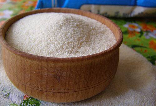 Semoule dans un récipient en bois