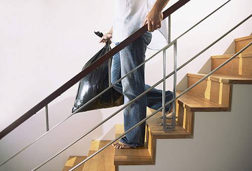 L'homme sort les poubelles