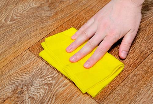 Enlever les taches sur parquet