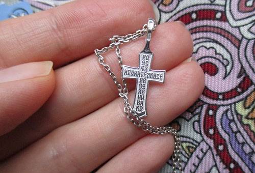 Croix en argent sur une chaîne