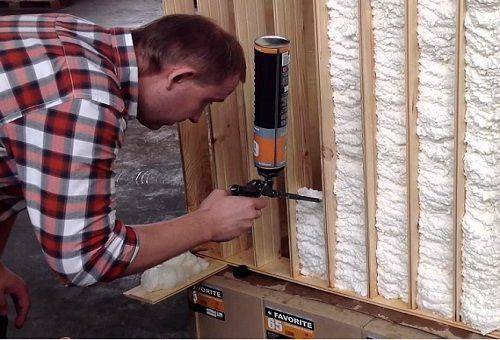 application de mousse de polyuréthane