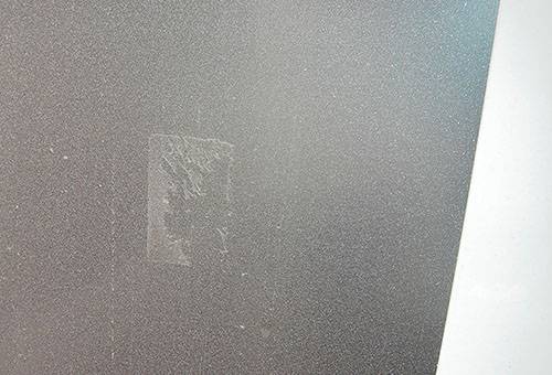 Marque de scotch sur verre dépoli