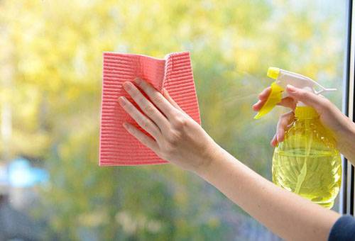Laver le verre avec une solution alcaline