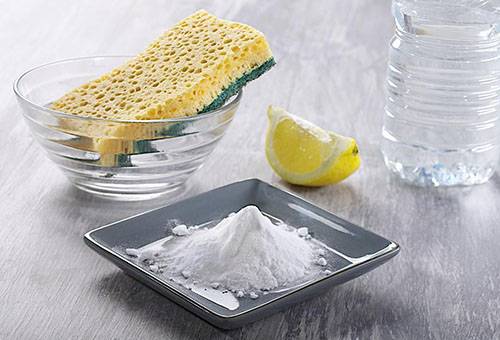 Bicarbonate de soude, citron et éponge de nettoyage