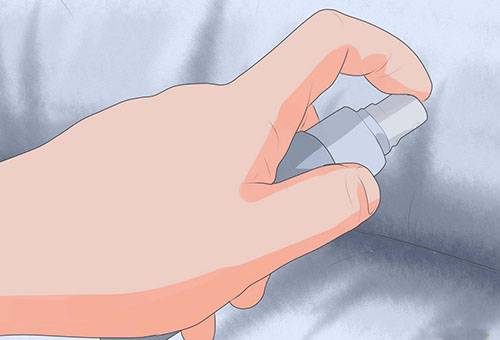 Nettoyer un canapé en cuir avec un spray
