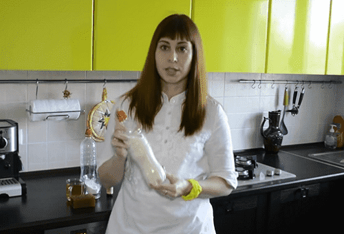 fille avec du gel fait maison dans les mains