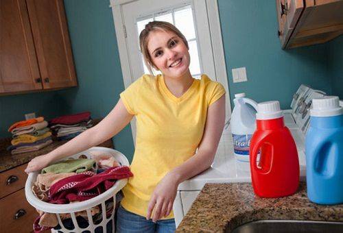 fille avec panier à linge