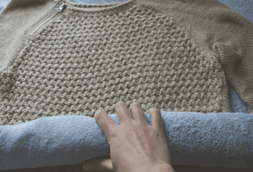 sécher les vêtements avec une serviette