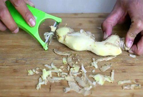 éplucher le gingembre