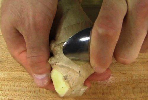 éplucher le gingembre avec une cuillère