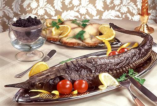 Sterlet au four sur la table de fête